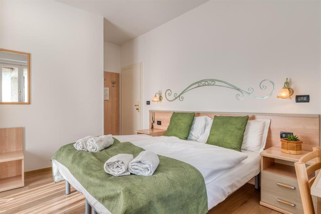 Albergo Alla Costa Bezzecca Bagian luar foto