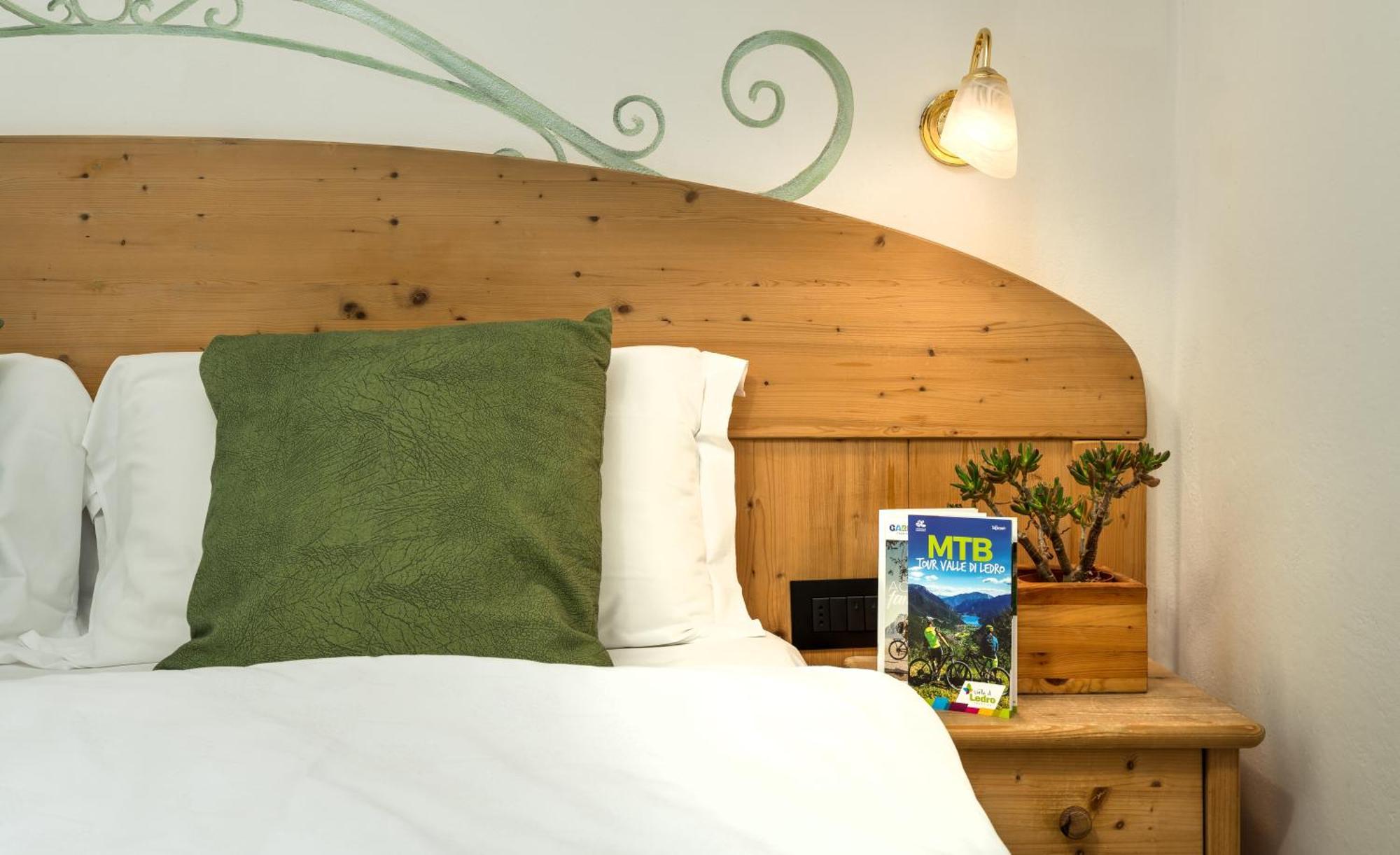 Albergo Alla Costa Bezzecca Bagian luar foto
