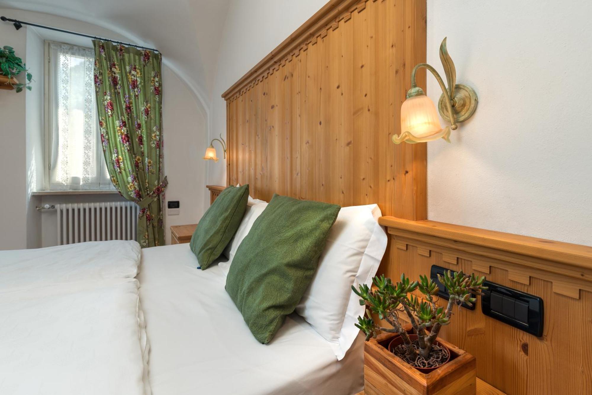 Albergo Alla Costa Bezzecca Bagian luar foto
