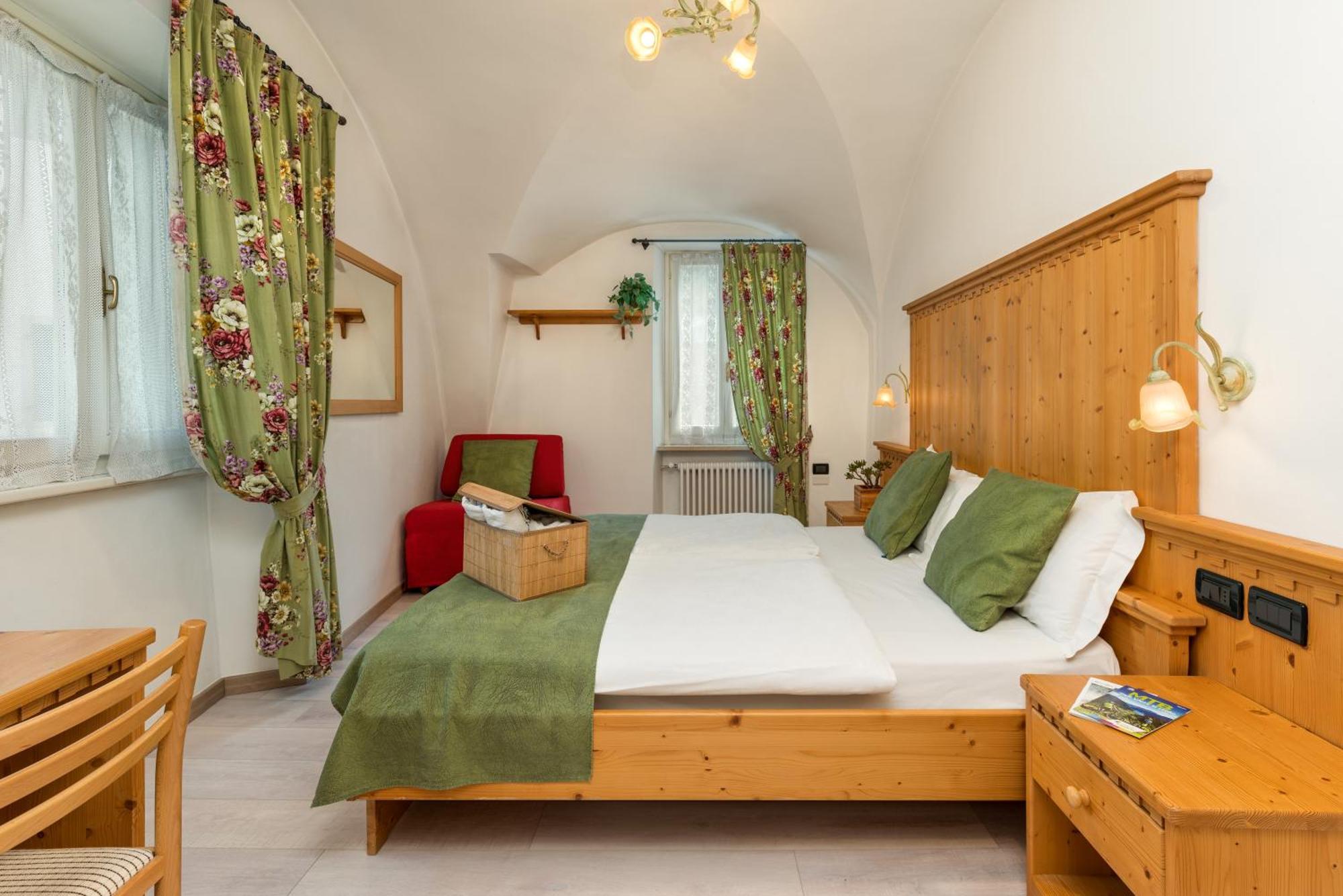 Albergo Alla Costa Bezzecca Bagian luar foto