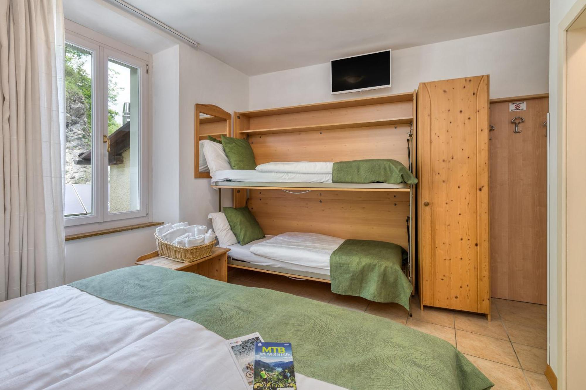 Albergo Alla Costa Bezzecca Bagian luar foto