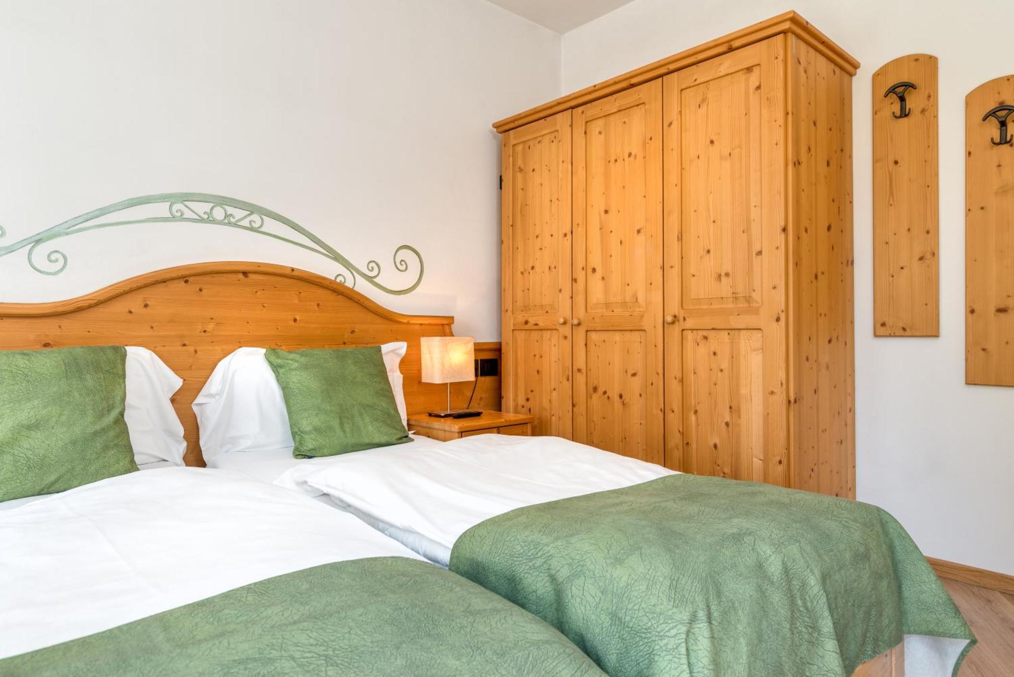 Albergo Alla Costa Bezzecca Bagian luar foto