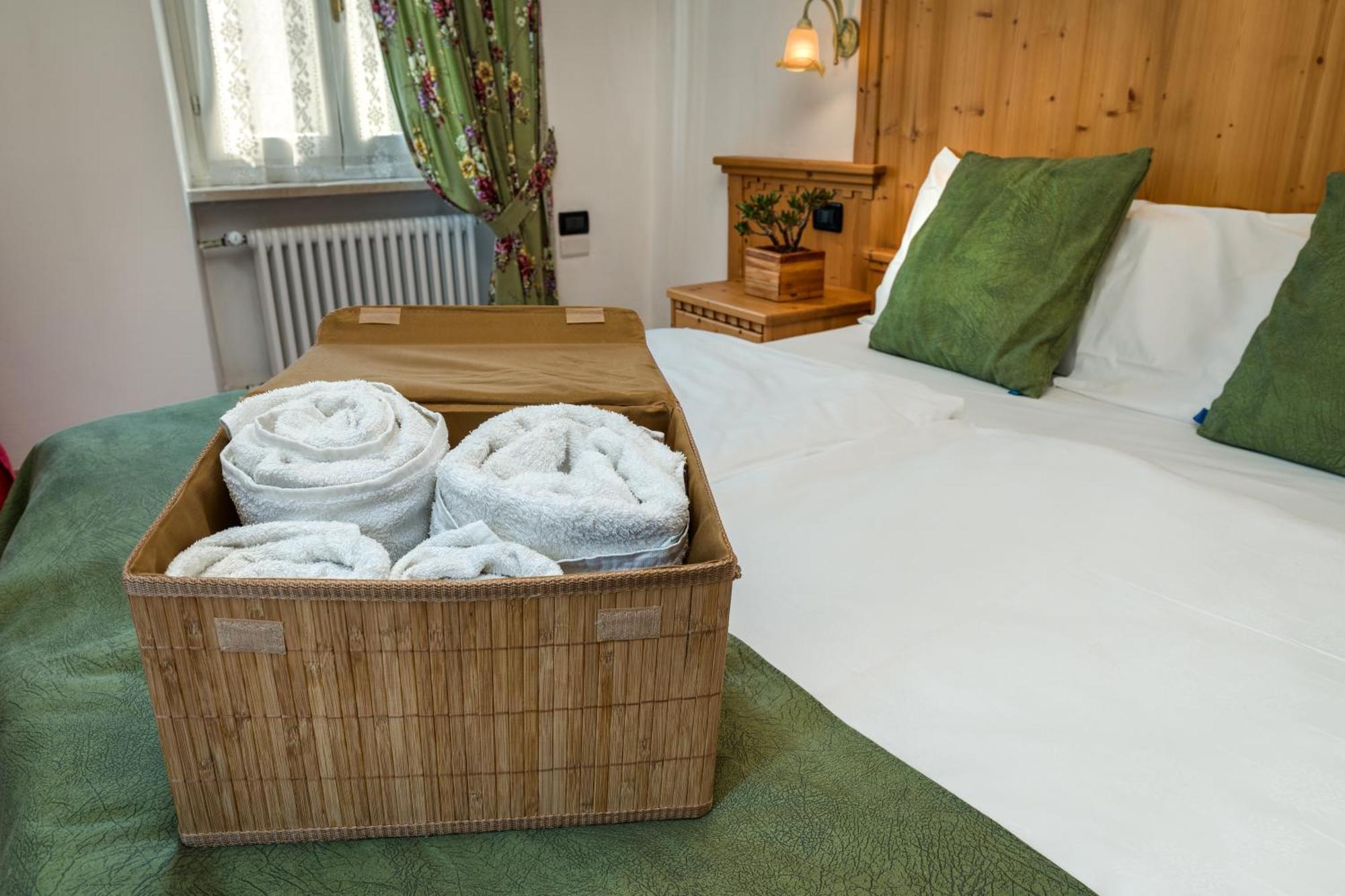 Albergo Alla Costa Bezzecca Bagian luar foto