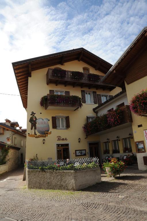 Albergo Alla Costa Bezzecca Bagian luar foto